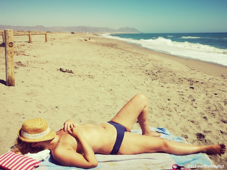 Quiero rayos de sol, tumbada aquí en la arena...